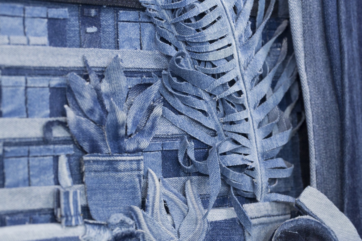 Vi sembra un dipinto? In realtà si tratta di un collage fatto con tanti jeans diversi