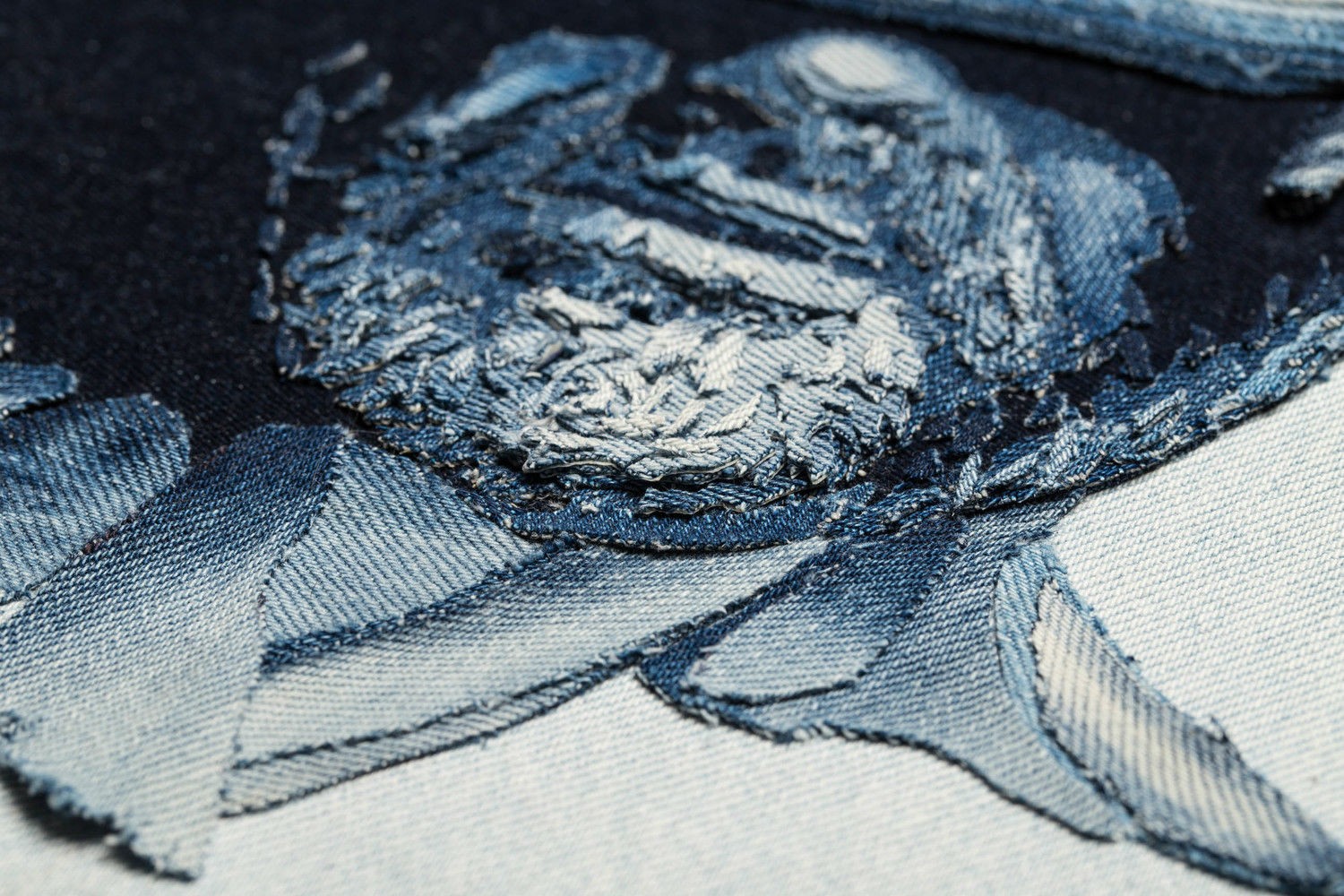 Vi sembra un dipinto? In realtà si tratta di un collage fatto con tanti jeans diversi