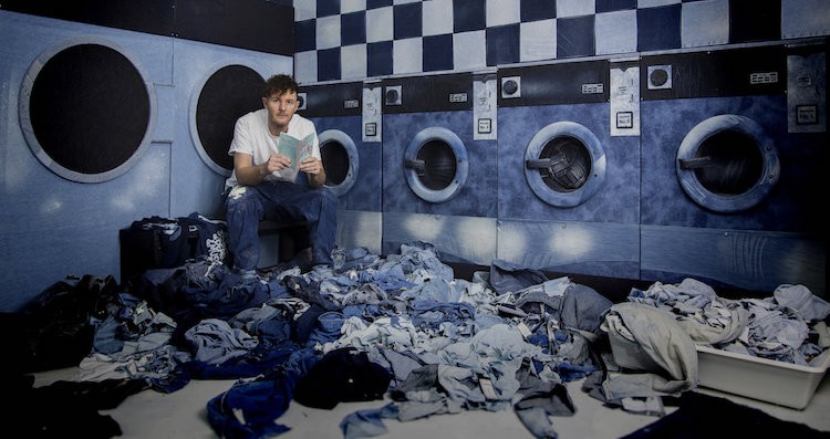 Vi sembra un dipinto? In realtà si tratta di un collage fatto con tanti jeans diversi