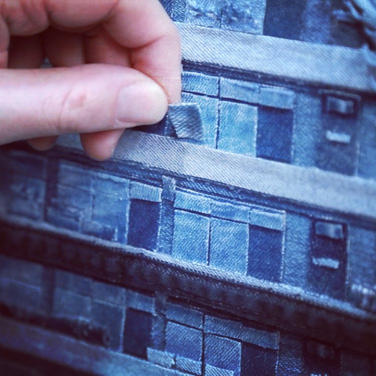 Vi sembra un dipinto? In realtà si tratta di un collage fatto con tanti jeans diversi