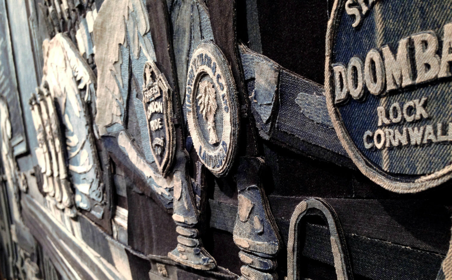 Vi sembra un dipinto? In realtà si tratta di un collage fatto con tanti jeans diversi