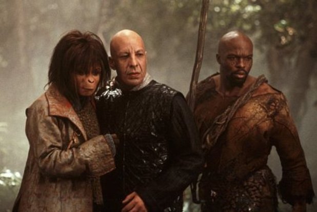 Non esattamente il suo film più riuscito, un po' per la trama confusionaria, un po' perché riguardandoli oggi, gli effetti speciali appaiono datati. Ennesimo remake targato Burton, che praticamente ha rigirato tutti i suoi film preferiti.