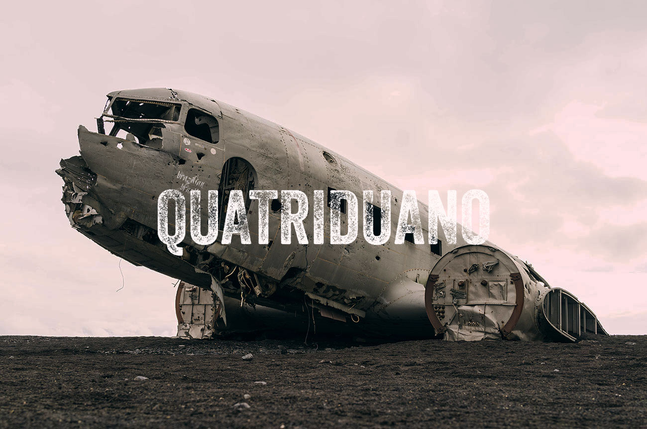 Doppio significato: che risale a quattro giorni addietro (letteralmente: sepolto da quattro giorni); ma anche: superato, retrogrado