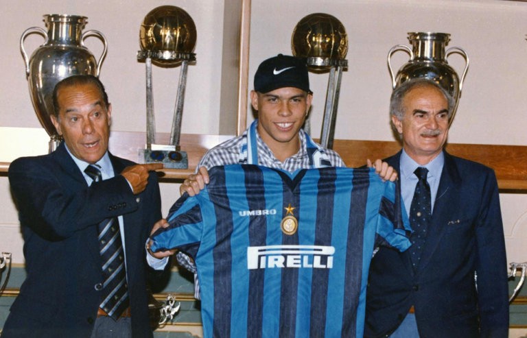 Ronaldo passa dal Barcellona all'Inter