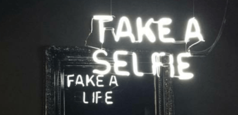 Questi neon allo specchio ci dicono la verità sulla mania di fotografarci
