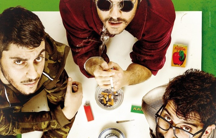 Un sacco di aspettative per il primo film al cinema dei The Pills, trio romano di autori comici diventati famosi grazie ai video su YouTube. Poche idee legate con lo sputo ed ecco un film in cui ti aspetti di uscire con gli addominali dalle risate e invece te ne vai via molto deluso. Forse l'estetica del trentenne che non ha voglia di fare un cazzo non funziona più.