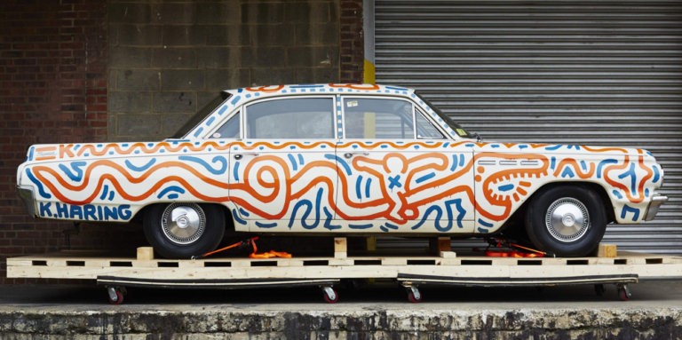 A Los Angeles in mostra le auto dipinte da Keith Haring