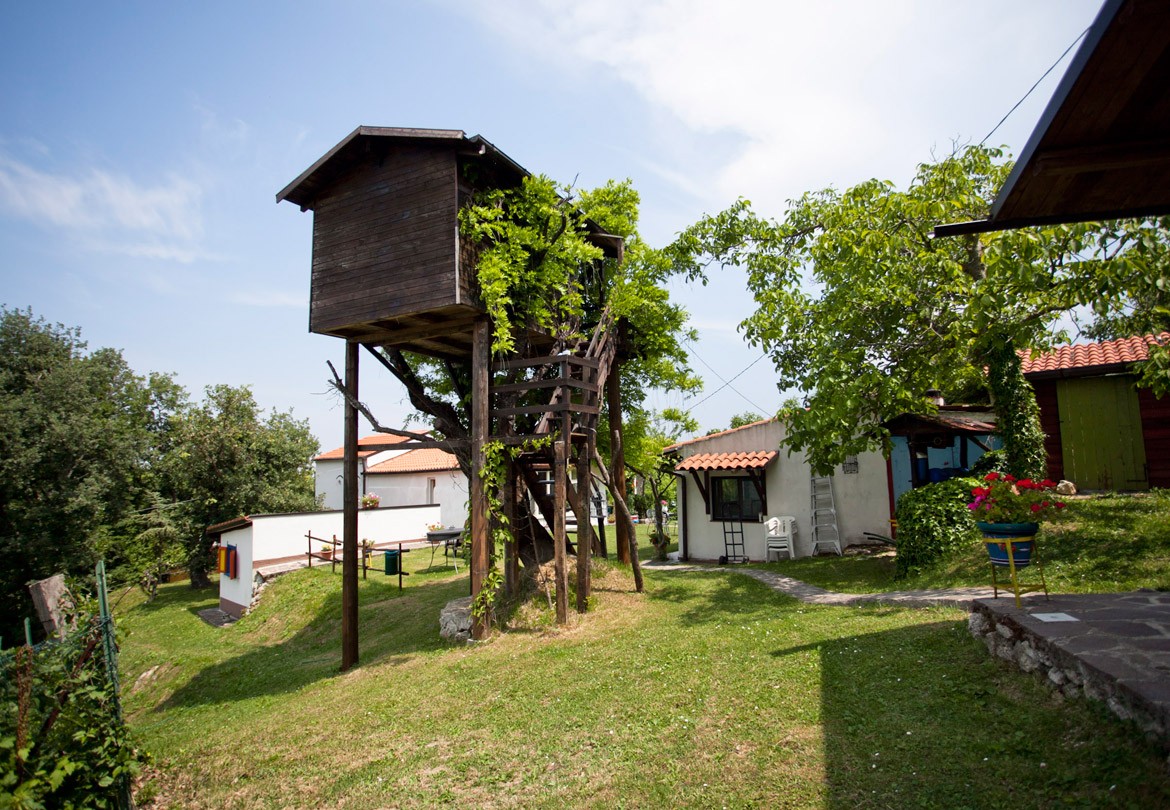 Un meraviglioso agriturismo ecosostenibile posto nel Parco Nazionale del Gran Sasso. Dispone di arredamento essenziale e un letto in stile giapponese. Sorge su un vecchio mandorlo sul quale si arrampica un albero di glicine. In primavera è profumatissima.
Visita il sito