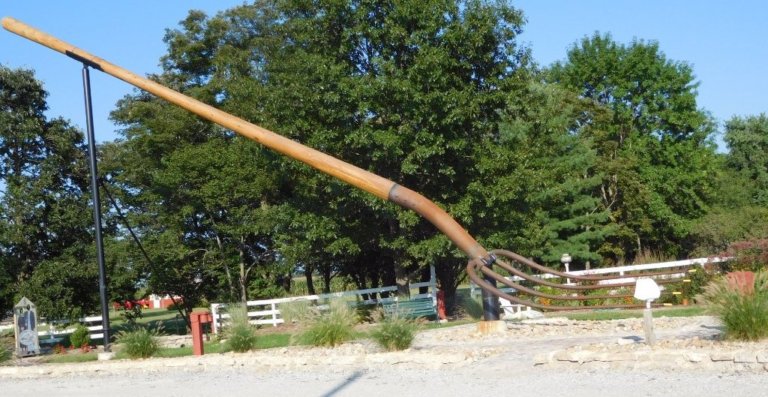Le sculture giganti di oggetti comuni a Casey, Illinois