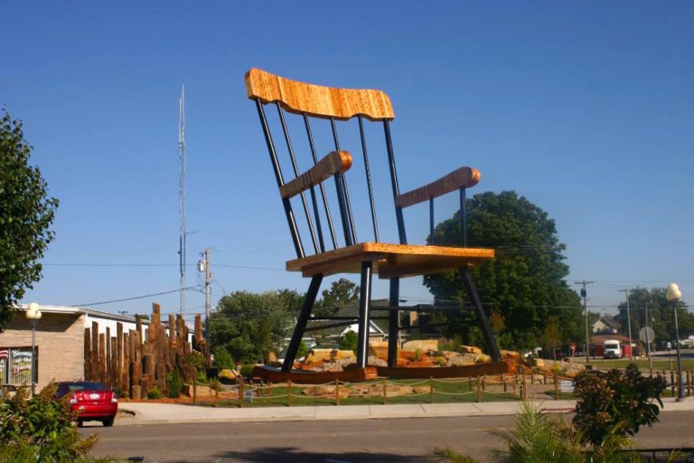 Le sculture giganti di oggetti comuni a Casey, Illinois
