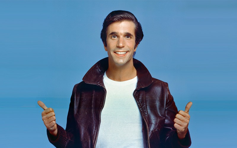 È assurdo che nessuno l’abbia mai realizzato. Fonzie è senza dubbio il personaggio più affascinante e al tempo stesso divertente mai apparso in tv ma in “Happy Days" gli viene lasciato uno spazio fin troppo risicato. Immaginatevi un’intera serie dove seguiamo questo latin lover nella sua normale vita tutta baci e giri in moto. Poi arriva il grande amore (una di quelle donne forti, a cui che non basta un po’ di brillantina per perdere la testa) e lui metterà in gioco tutte le sue certezze la sua tradizionale immagine da duro pur di conquistarla. Una grande classico sull’uomo burbero ma che in fondo, ha un cuore d’oro.

PS: si potrebbe anche prevedere uno spin-off nello spin-off, tutto incentrato sull’arte di aggiustare le cose con i pugni.