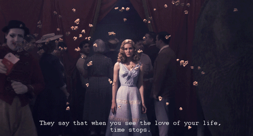 Negli anni, lo abbiamo visto tante e tante volte. Ecco, non c'è una volta in cui riusciamo a trattenere le lacrime durante la scena finale. È un film che parla della vita e la glorifica proprio quando sta per finire. Parla del legame coi genitori, dell'amore e di tutte le storie che si possono vivere, o sognare. Quando si mischia sogno e vita vera, accade la magia.