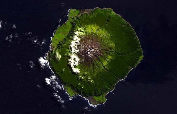 La location è un insediamento britannico in un'isoletta nell'oceano in cui vivono 300 persone, lontane almeno 2900 chilometri dai primi vicini. Chiaro che in quella solitudine c'è bisogno di bere, tanto più che sull'isola c'è anche un vulcano attivo. Ci vuole una settimana per raggiungere l'isola con una barca di pescatori e al bar si beve soprattutto birra, per irrorare la locale torta di gambero.