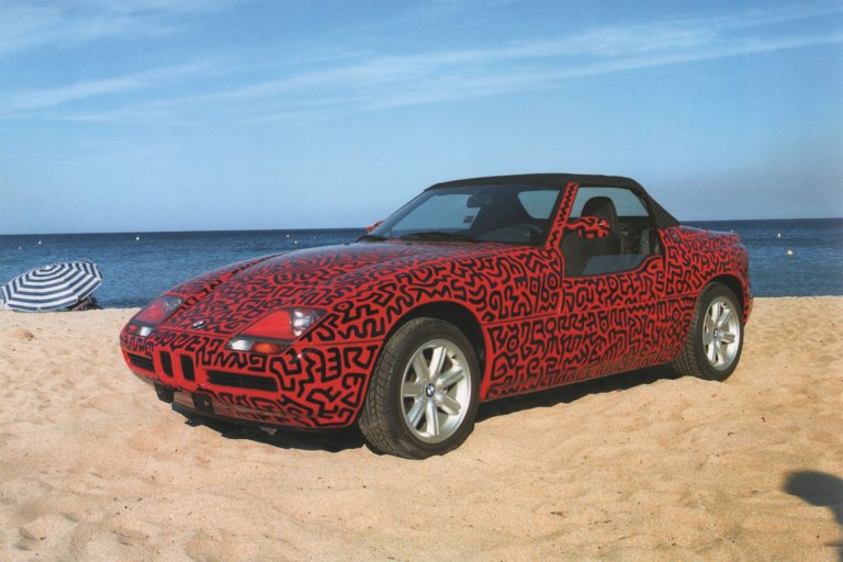 A Los Angeles in mostra le auto dipinte da Keith Haring