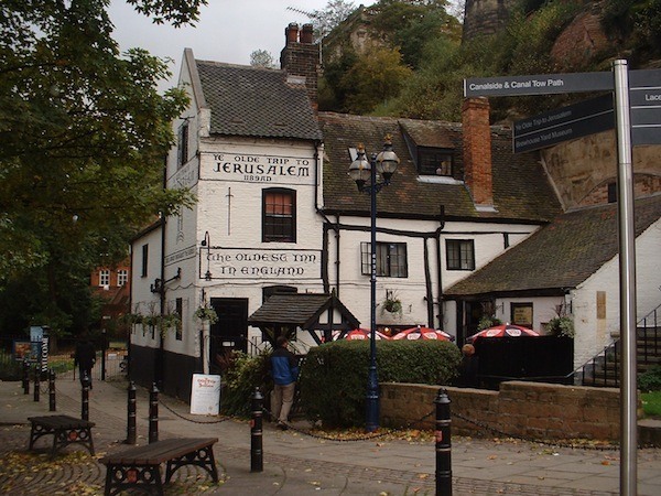 Alla base del meraviglioso castello di Nottingham si trova un bar così antico che veniva usato dai Crociati che andavano alla Guerra Santa. Era una birreria già dal 12° secolo. La cantina, che oggi ospita lo stoccaggio delle bevande, una volta serviva come cella per i disertori o i nemici della Chiesa. Se passate di lì dovete assolutamente bere le birre Green King o un sorso di vin santo.