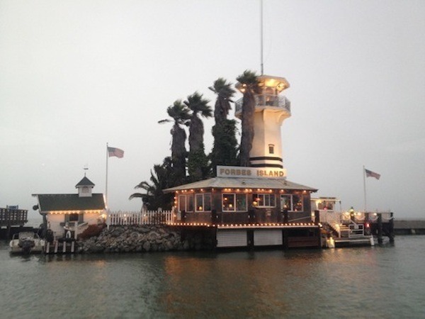 È un bar galleggiante, costruito sul porto di San Francisco, che potrebbe portare i suoi clienti in giro per l'oceano, se solo si staccasse dalla terraferma. L'"isola" è stata costruita nel 1975 da un miliardario e continua a essere una meraviglia di design. Cocktail al sapore di mare ogni sera, per sognare di salpare.
