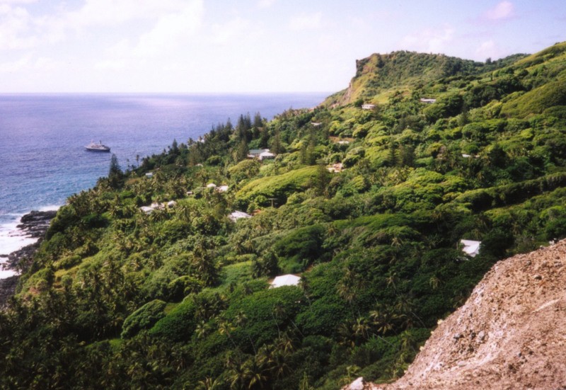 Il posto più vicino all'isola è Tahiti, ma dista 1300 miglia. Pitcairn è uno dei luoghi più remoti della terra, raggiungibile solo da poche barche e nessun aereo. 3 generatori danno energia a 50 abitanti, che fortunatamente hanno un bar per ubriacarsi. Una stanza singola che apre solo il venerdì dalle 18.30 fino a tardi. Bevanda tipica: un bicchierone di rum.