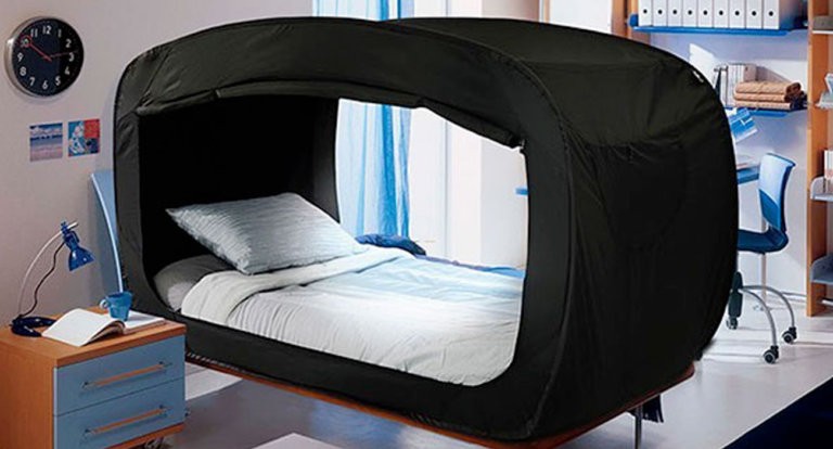 Il letto che si trasforma in una tenda, per garantirti privacy e relax
