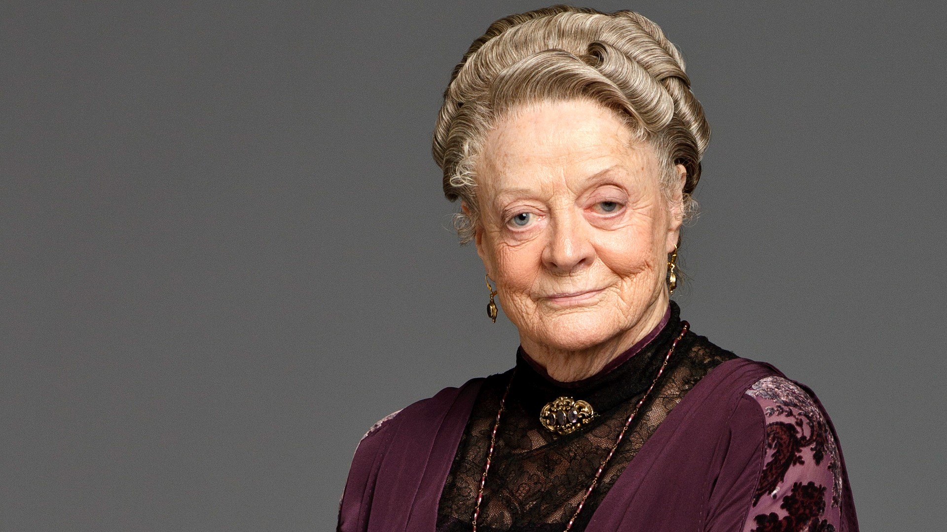 La serie racconta la storia di Violet Crawley prima che diventasse la Contessa Madre di Grantham. In America c’è il Ku Klux Klan e inventano la lampadina, nel vecchio continente invece c’è il boom della rivoluzione industriale. Violet è una giovane aristocratica che si innamora di uno dei suoi meccanici ma, costretta a sposare un nobile di pari grado, deve rispondere ai doveri di famiglia e non a quelli del cuore. Da quel momento diventerà una persona fredda, a suo modo cinica, ma si promette che non imporrà la stessa fine ai suoi figli. Ci riuscirà?