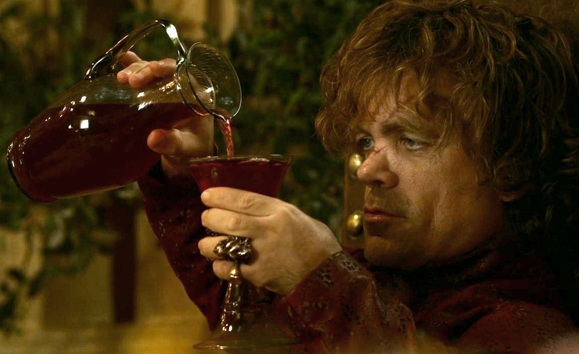 In uno strano mix tra il passato più arcaico e le ultime offerte del supermecato, Tyrion Lannister ci conduce alla scoperta dei vini più pregiati ma adatti a tutte le tasche. Perché è pur vero che i Lannister pagano sempre i loro debiti, ma anche ai nobili interessa risparmiare.