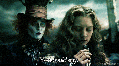 Difficile combattere contro il classico d'animazione della Disney, che ha portato Alice a un livello lisergico da far impazzire i bambini. Tim Burton narra la storia successiva a quella del romanzo, ma sarà per un Johnny Depp che somiglia più a Madonna che al Cappellaio Matto, sarà perché al netto degli effetti, la storia non regge, quello che abbiamo visto è un enorme fantasy-videogame con poco capo e poca coda.