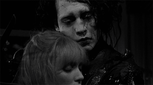 Un film del genere potrebbe essere considerato il capolavoro inarrivabile di un regista, ma Tim Burton è un regista talmente fuori dagli schemi che Edward non si piazza primo in classifica. Resta però la favola dark più bella mai girata e poi Johnny Depp e Winona Ryder sono al loro meglio: si sono innamorati grazie a questo film e hanno fatto innamorare anche noi, perdutamente. È impossibile non empatizzare con il dolore di Edward, nato diverso da tutti, che non può dare affetto perché è destinato a ferire le persone, suo malgrado.