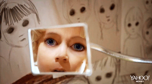 Big Eyes è un thriller angosciante, una storia vera sulla vita terribile di Margaret Keane, pittrice resa schiava dal marito. Una storia molto interessante che non punge come dovrebbe e non riesce a incatenare lo spettatore alla sedia, a causa di una una sceneggiatura troppo annacquata.