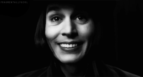 Altro rifacimento, altro azzardo. Di nuovo Johnny Depp, che stavolta sembra un incrocio tra Michael Jackson e la protagonista de Il diavolo veste Prada, in una giostra di trovate sceniche e di effetti speciali. Una girandola più simile a un videoclip che a un film, difficile da digerire per chi ha nel cuore Willy Wonka interpretato da Gene Wilder.