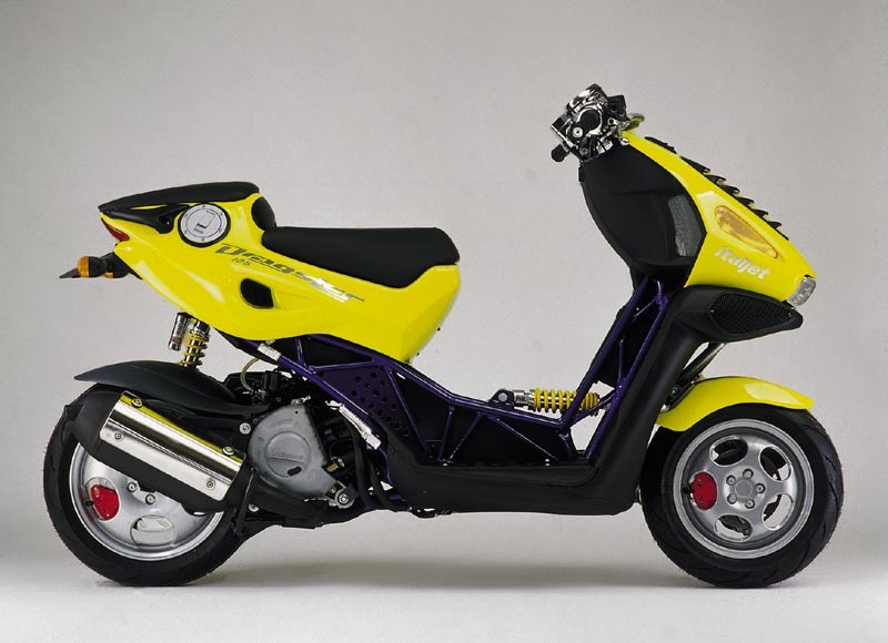 Lo scooter adatto agli esibizionisti, infatti è stato perfetto per la transizione tra il vecchio e il nuovo millennio. Davanti aveva una griglia che volendo ci potevi cuocere le uova e il mollone ammortizzatore centrale in bella vista lo rendeva l'artefatto più tamarro mai inventato dal genere umano.