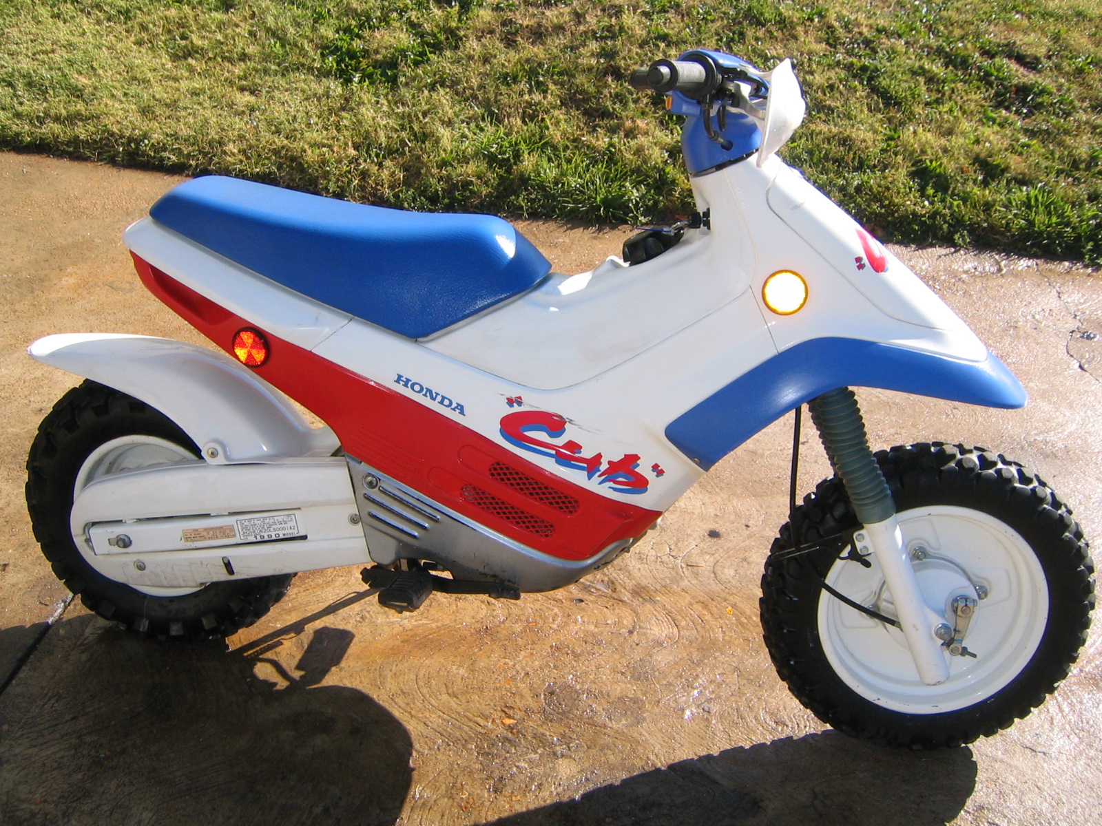 Scooter anni 90 per figli di ricchi, costava un bel po' nonostante fosse brutto come il peccato. Una carena inspiegabilmente ampia lo faceva sembrare una moto d'acqua o un quod a due ruote.