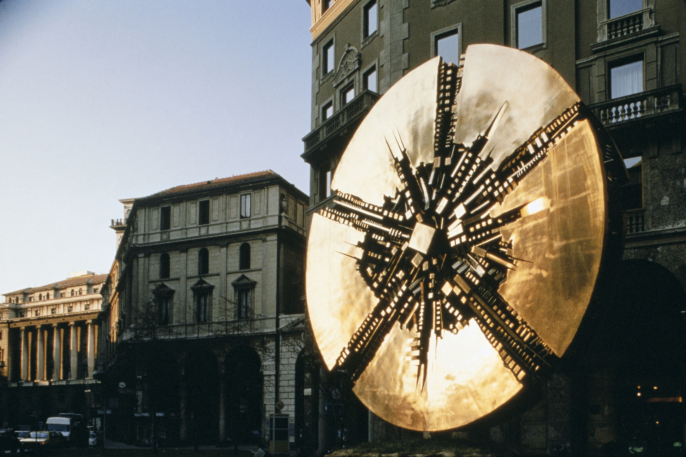 Grande disco, 1972 bronzo, ø 450 cm Milano, piazza Meda (foto Francesco Radino)