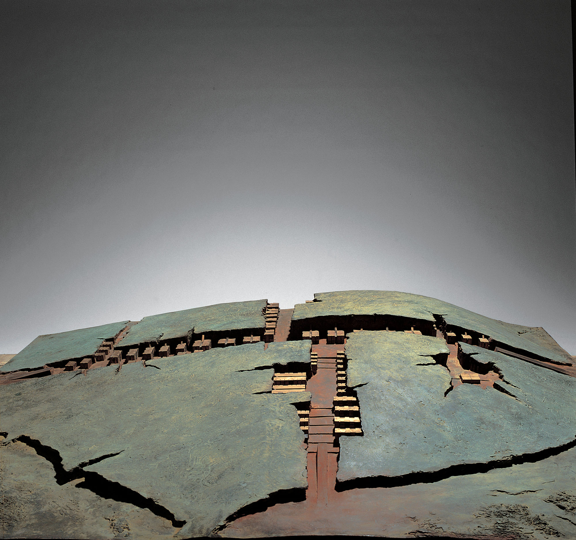 Progetto per il nuovo cimitero di Urbino, 1973 bronzo patinato, 20 x 152 x 177 cm (foto Antonia Mulas)