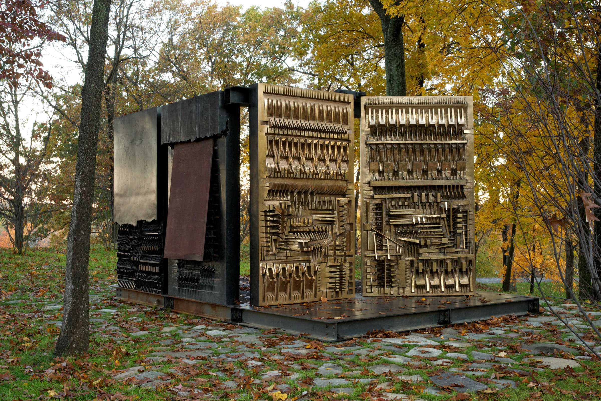 The Pietrarubbia Group: il fondamento, l'uso, il rapporto, 1975-1976 bronzo, ferro, fiberglass e marmo, 280 x 530 x 360 cm	Mountainville (NY), Storm King Art Center (foto Jerry L. Thompson)