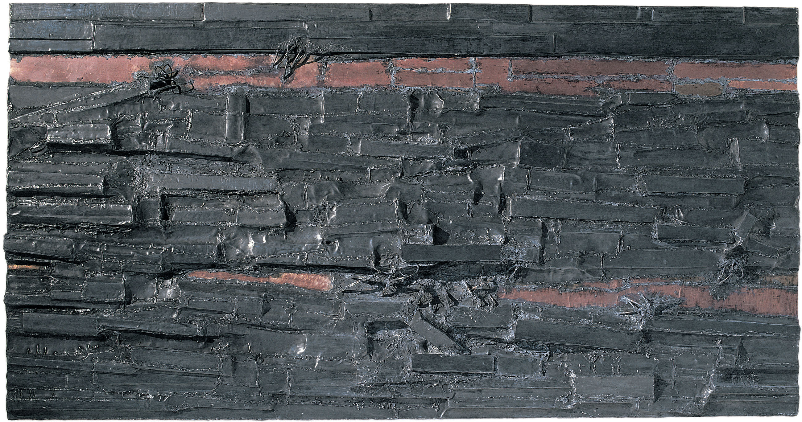 Luogo di mezzanotte, 1957 piombo, rame e legno, 105 x 200 x 11 cm (foto Giorgio Boschetti)
