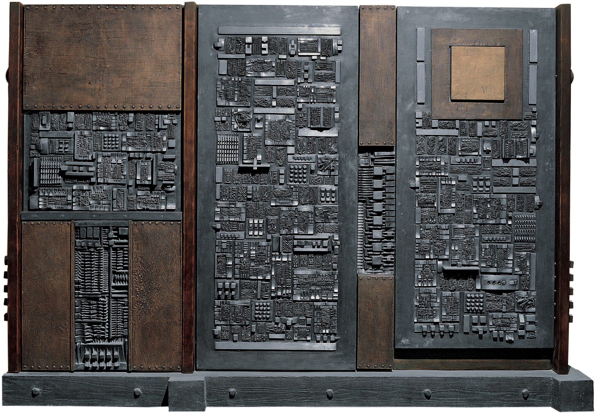 Grande tavola della memoria, 1959-1965 piombo, bronzo, legno e stagno, 225 x 325 x 60 cm (foto Giorgio Boschetti)