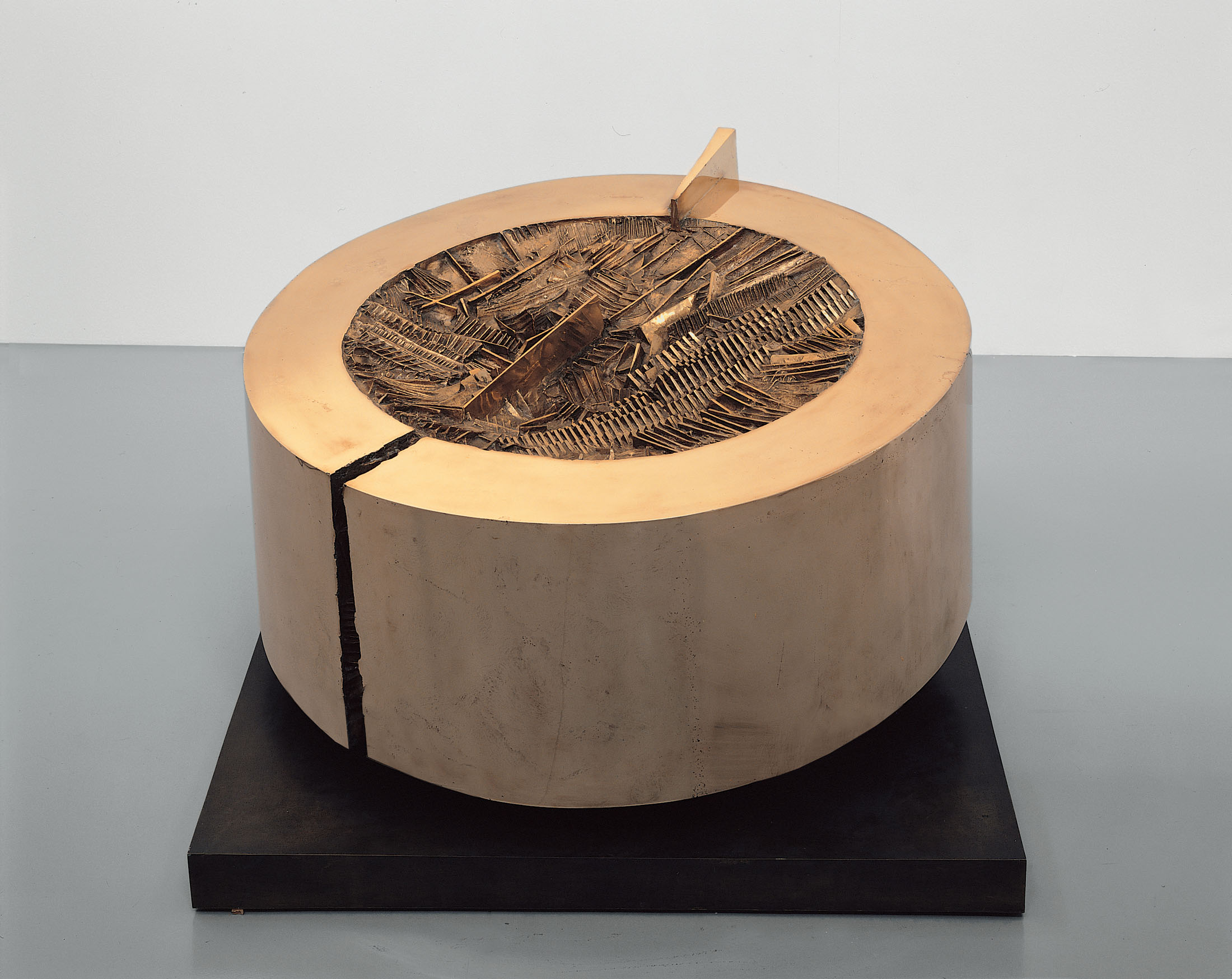 La ruota, 1961 bronzo, 55 x ø 115 cm (foto Aurelio Barbareschi)