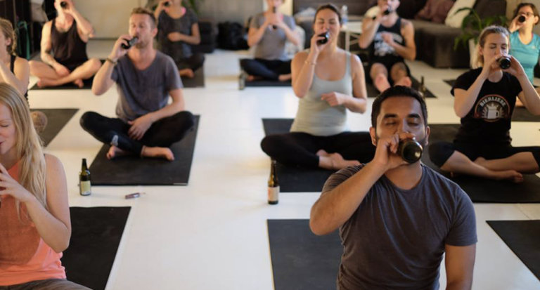 Fare yoga bevendo birra si può, grazie BeerYoga!