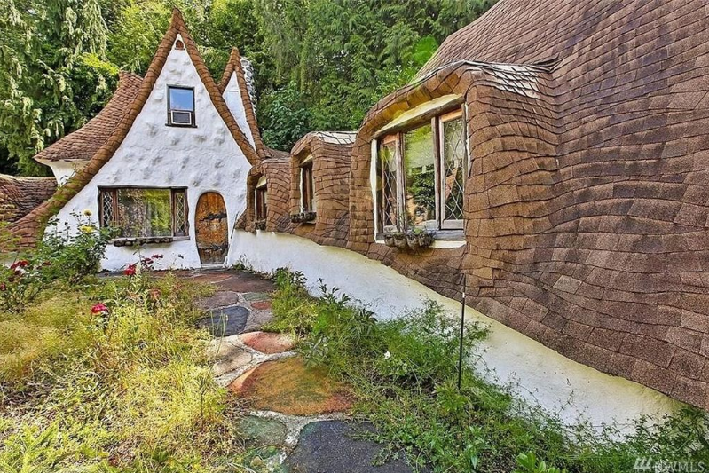 Con una superficie di 260 metri quadrati, la casa ha quattro camere e altrettanti bagni e ricorda perfettamente il noto cartone della Disney. Il prezzo? Non proprio da favola, 925,000 dollari.