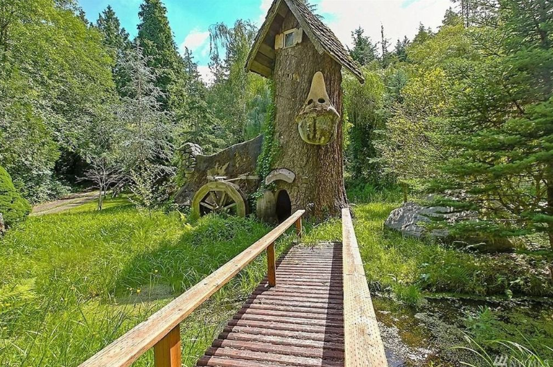 Con una superficie di 260 metri quadrati, la casa ha quattro camere e altrettanti bagni e ricorda perfettamente il noto cartone della Disney. Il prezzo? Non proprio da favola, 925,000 dollari.