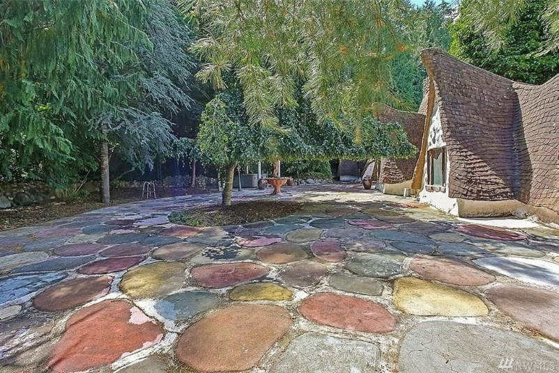Con una superficie di 260 metri quadrati, la casa ha quattro camere e altrettanti bagni e ricorda perfettamente il noto cartone della Disney. Il prezzo? Non proprio da favola, 925,000 dollari.