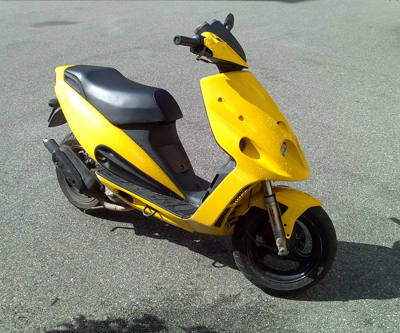 Eh, questo era un fulmine e chi ce l'aveva era un figo. Punto e basta. Prodotto dal   1994 al 2011, era lo scooter prediletto dai ragazzi che anelavano alla conquista del quartiere. Se poi ci mettevate sotto la marmitta adatta, ci potevate anche volare.