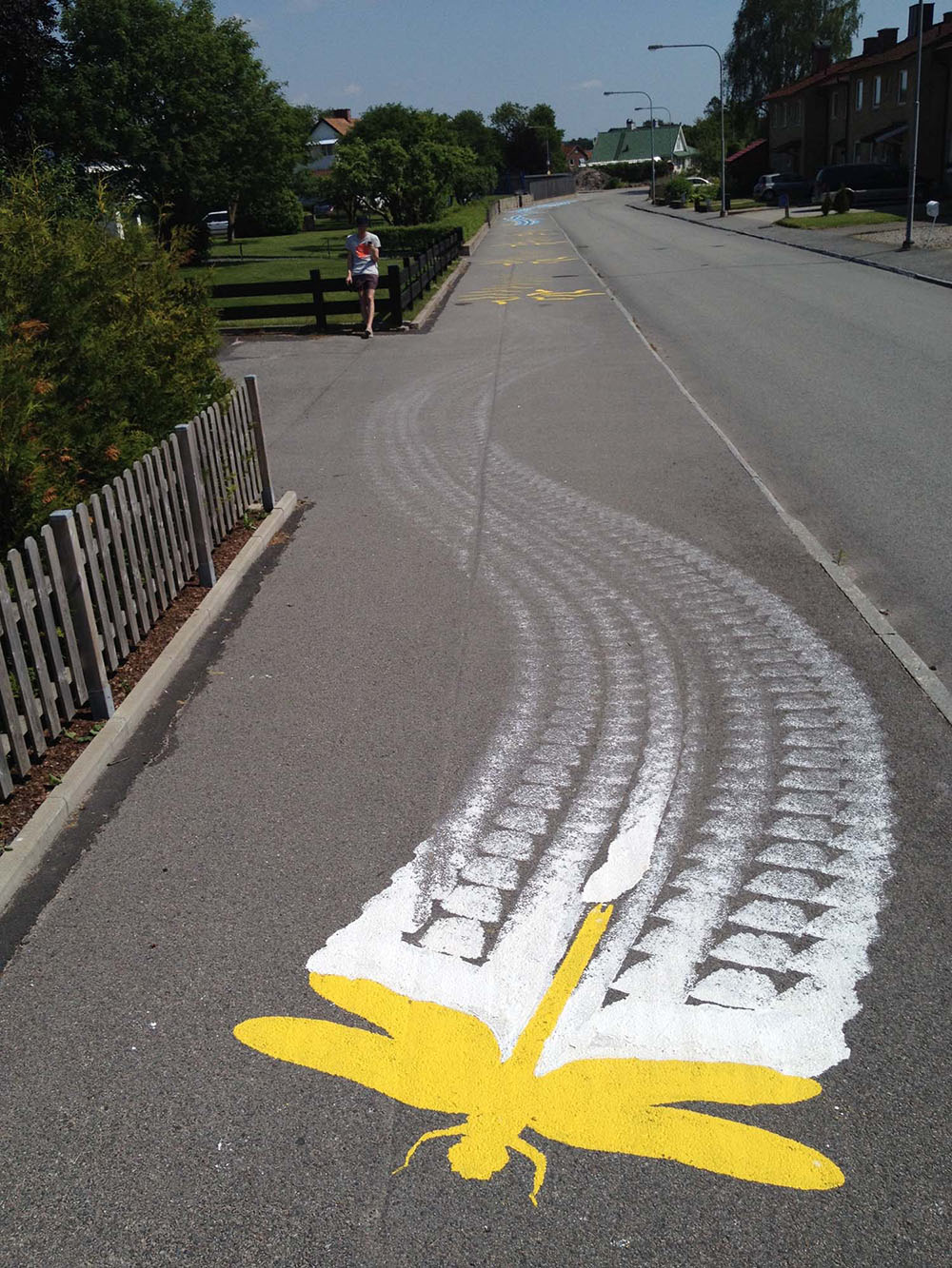 Il suo intento è ironizzare sul “Culto dell’automobile” e costringere chi guida ad una maggiore attenzione