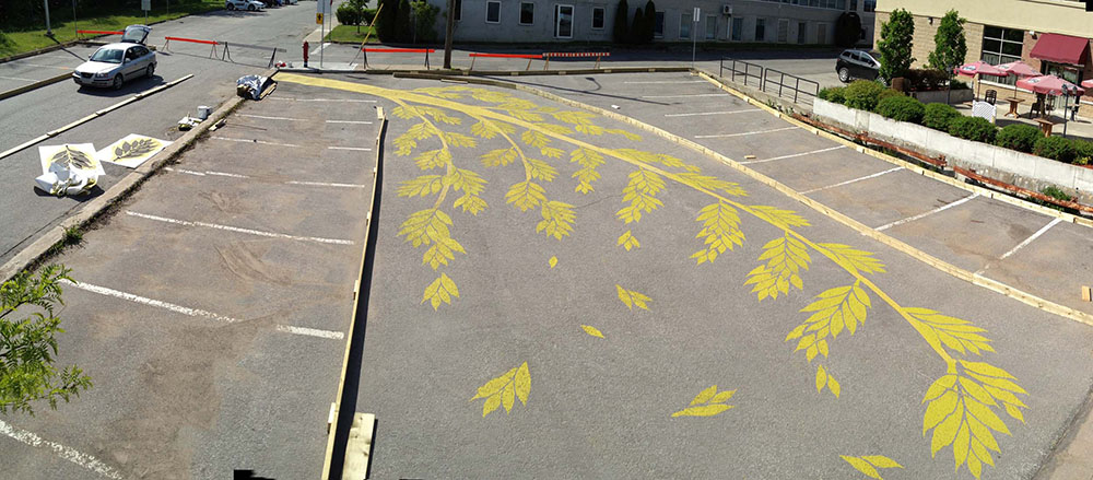 Il suo intento è ironizzare sul “Culto dell’automobile” e costringere chi guida ad una maggiore attenzione