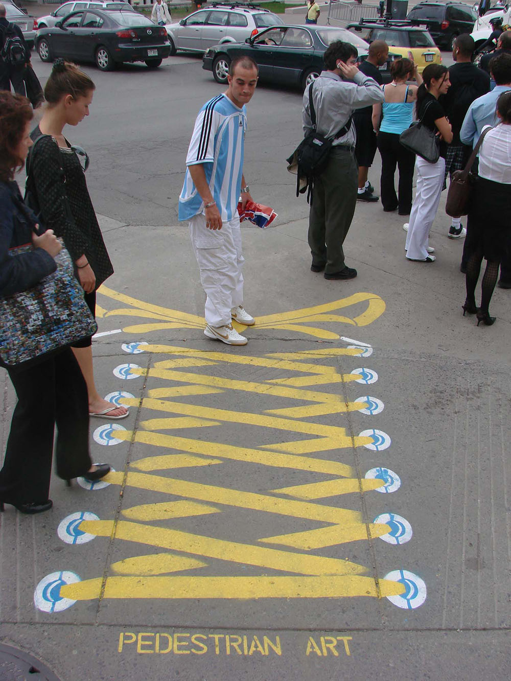 Il suo intento è ironizzare sul “Culto dell’automobile” e costringere chi guida ad una maggiore attenzione