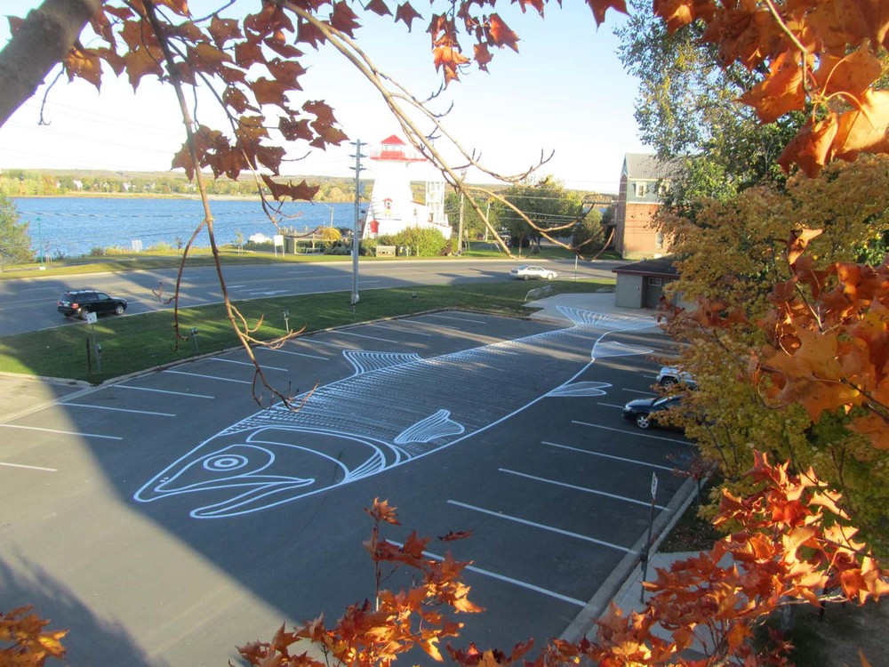 Il suo intento è ironizzare sul “Culto dell’automobile” e costringere chi guida ad una maggiore attenzione