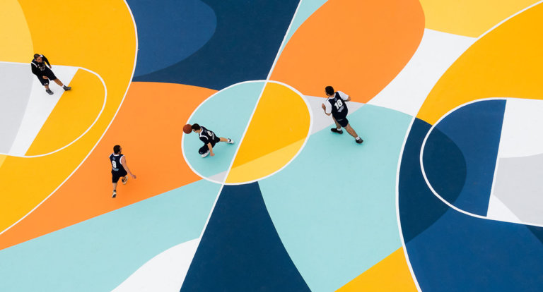 Questo campo da basket coloratissimo non è a Los Angeles, ma ad Alessandria