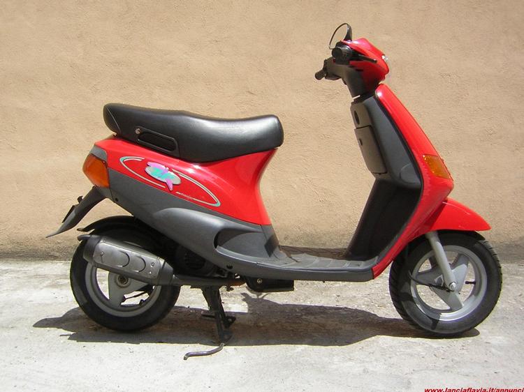Uno dei più grandi successi commerciali della Piaggio è questo scooter senza tante pretese, dalle linee non invadenti, perfetto per superare le auto nel traffico della città col basso profilo.