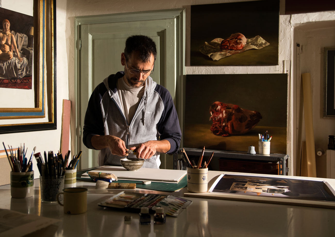 Rocco Normanno al lavoro nel suo studio