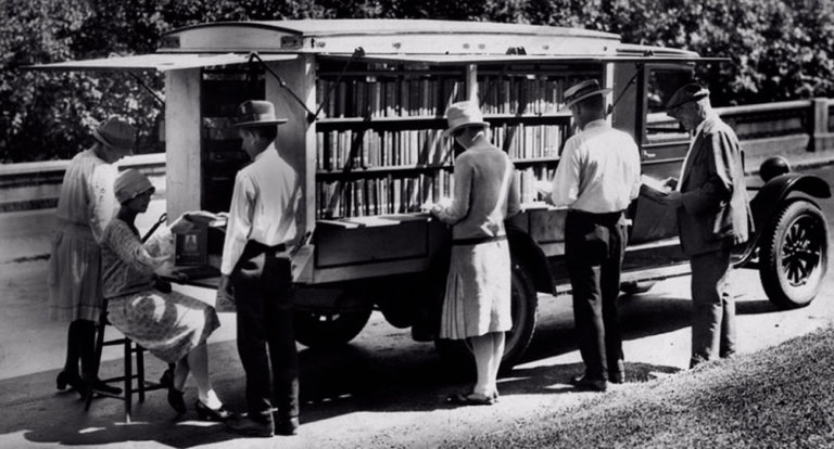 Un secolo fa la bookmobile ti portava i libri a casa prima di Amazon