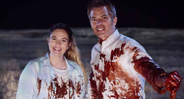 Drew Barrymore diventa un’adorabile zombie cannibale in Santa Clarita Diet